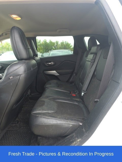 Used 2018 Jeep Cherokee Latitude Plus w/ Cold Weather Group AWD/4WD image 17