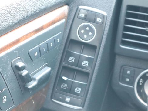 Used 2011 Mercedes-Benz GLK 350 4MATIC image 28