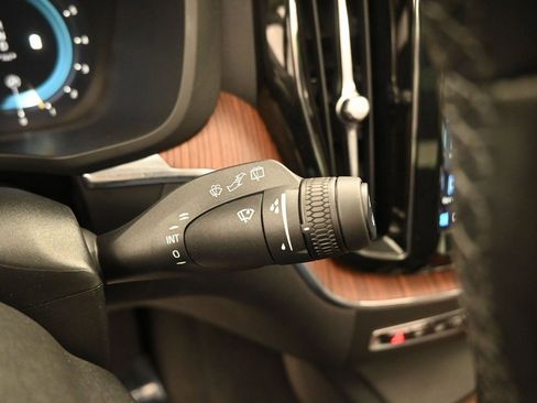 Used 2023 Volvo XC60 B5 Plus image 21