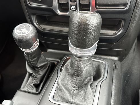 Used 2023 Jeep Gladiator Sport image 16