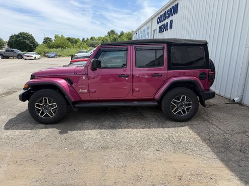 Used 2024 Jeep Wrangler Unlimited Sahara w/ Technology Group AWD/4WD image 9