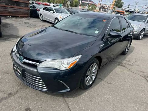 Used 2017 Toyota Camry XLE w/ Moonroof Package FWD image 3
