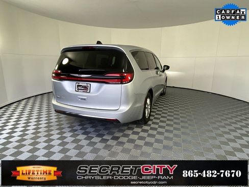 Used 2024 Chrysler Pacifica Touring-L image 7