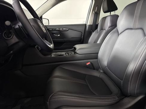 Used 2025 Honda Pilot Touring image 4