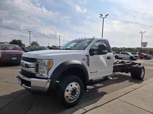 Used 2017 Ford F550 2WD Regular Cab Super Duty w/ XLT Value Package image 3