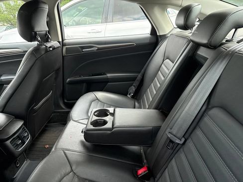 Used 2014 Ford Fusion SE w/ Equipment Group 202A FWD image 9
