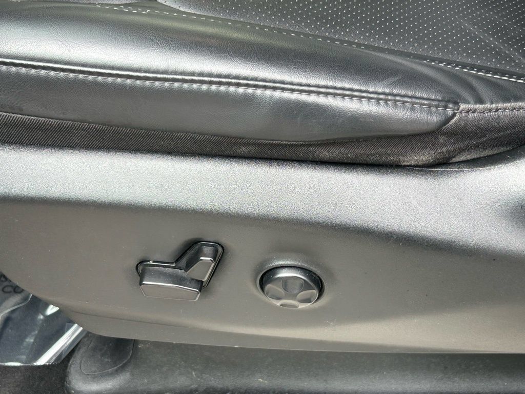 Used 2023 Chrysler Pacifica Touring-L FWD image 18