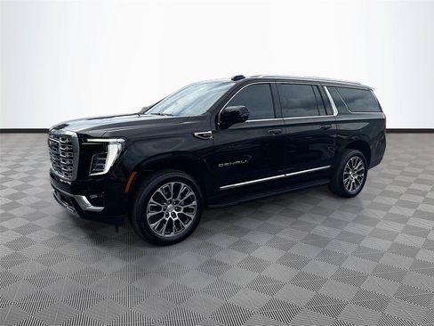 Used 2025 GMC Yukon XL Denali AWD/4WD image 3