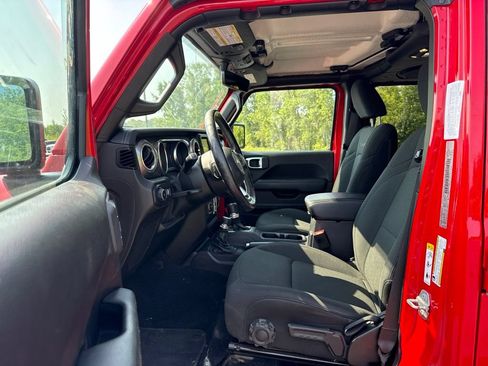 Used 2019 Jeep Wrangler Unlimited Sahara w/ Uconnect 4C Nav & Sound Group AWD/4WD image 8