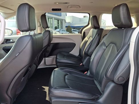 Used 2023 Chrysler Pacifica Touring-L image 10