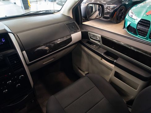 Used 2010 Dodge Grand Caravan SXT FWD image 12