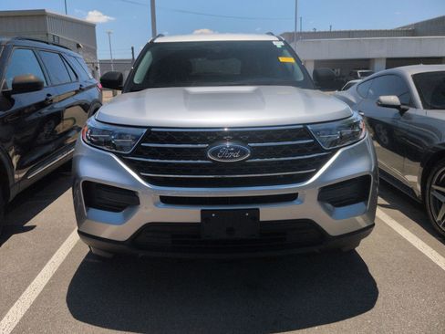 Used 2024 Ford Explorer XLT AWD/4WD image 4