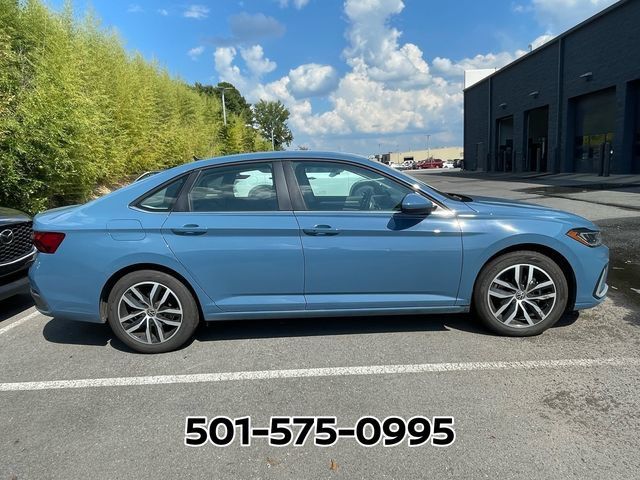Used 2025 Volkswagen Jetta SE FWD image 5