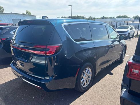 Used 2025 Chrysler Pacifica Select FWD image 2