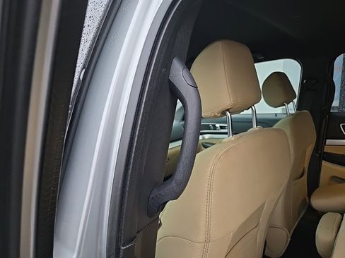 Used 2017 Ford Explorer XLT image 87