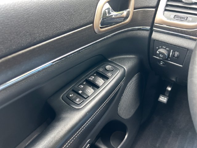 Used 2016 Jeep Grand Cherokee Limited AWD/4WD image 12