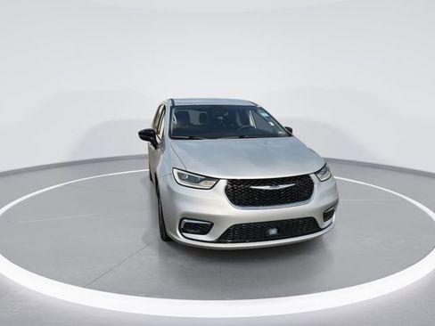 Used 2024 Chrysler Pacifica Touring-L image 3