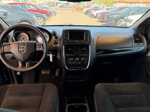 Used 2017 Dodge Grand Caravan SE FWD image 12
