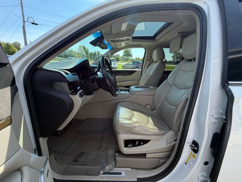 Used 2019 Cadillac Escalade Luxury AWD/4WD image 9