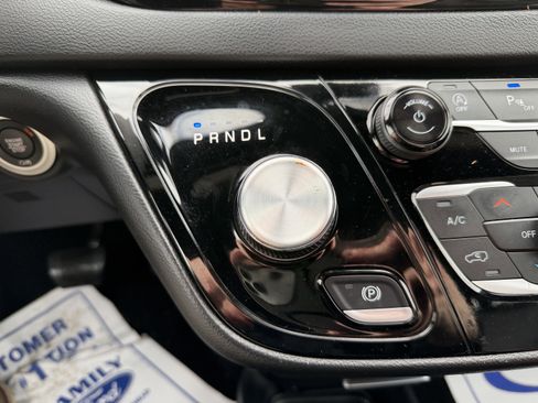 Used 2025 Chrysler Pacifica Select image 17