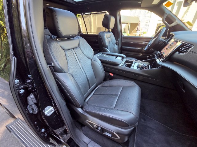 Used 2025 Jeep Wagoneer Series III w/ Premium Group I AWD/4WD image 32