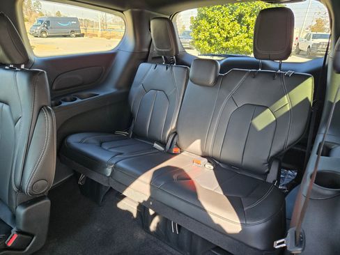 New 2026 Chrysler Pacifica Select image 24