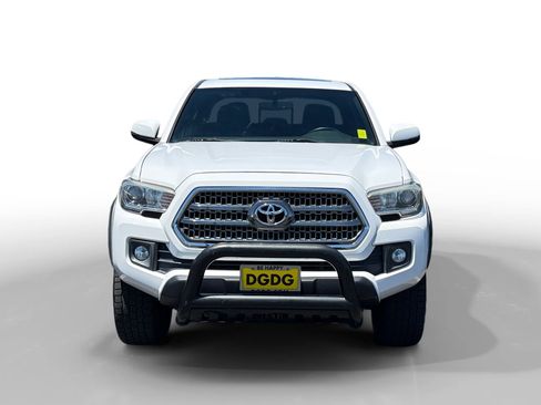Used 2017 Toyota Tacoma TRD Off-Road AWD/4WD image 8