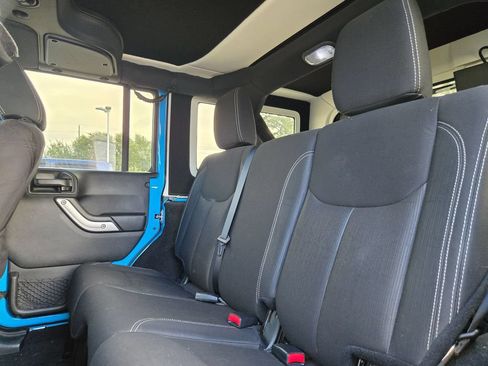 Used 2017 Jeep Wrangler Unlimited Sahara w/ Connectivity Group AWD/4WD image 19