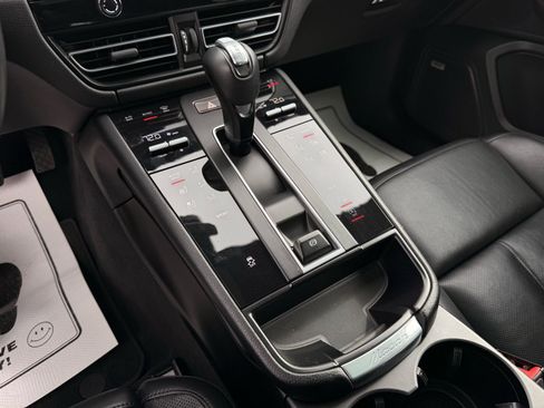 Used 2022 Porsche Macan image 48