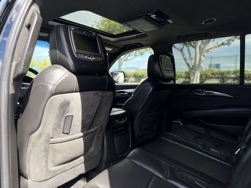 Used 2019 Cadillac Escalade ESV Platinum AWD/4WD image 17