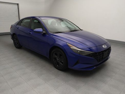 Used 2023 Hyundai Elantra SEL w/ Preferred Accessory Package FWD image 11