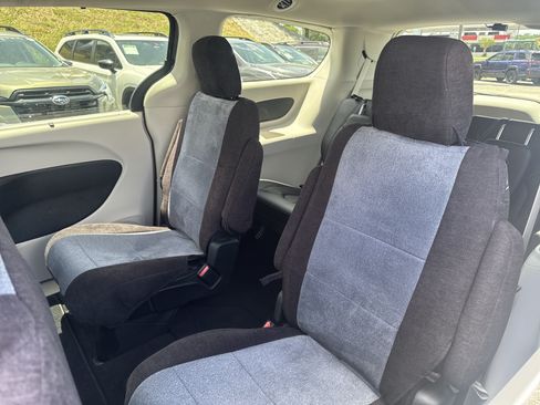 Used 2023 Chrysler Pacifica Touring-L FWD image 10