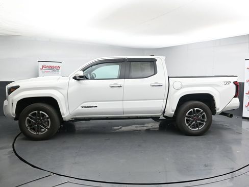 Used 2024 Toyota Tacoma TRD Sport AWD/4WD image 5