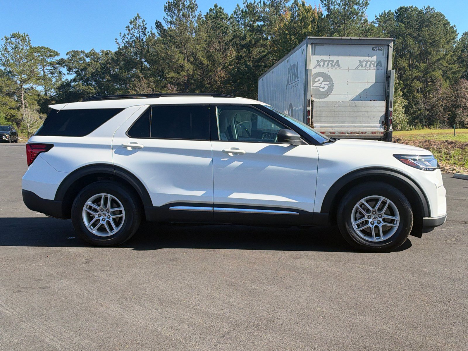Used 2025 Ford Explorer Active w/ Active Comfort Package RWD image 4