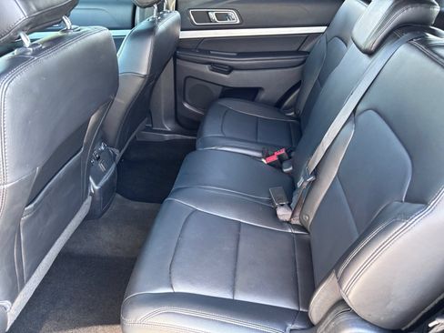 Used 2016 Ford Explorer XLT w/ Equipment Group 202A FWD image 15