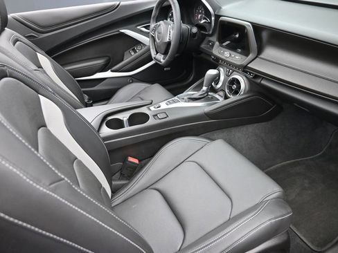 Used 2018 Chevrolet Camaro LT RWD image 8