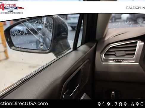 Used 2021 Volkswagen Tiguan SE w/ Panoramic Sunroof Package image 40