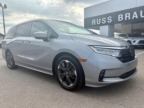 Used 2023 Honda Odyssey Elite image 3