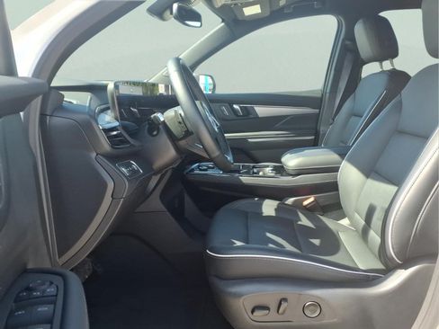 Used 2025 Buick Enclave Preferred FWD image 23