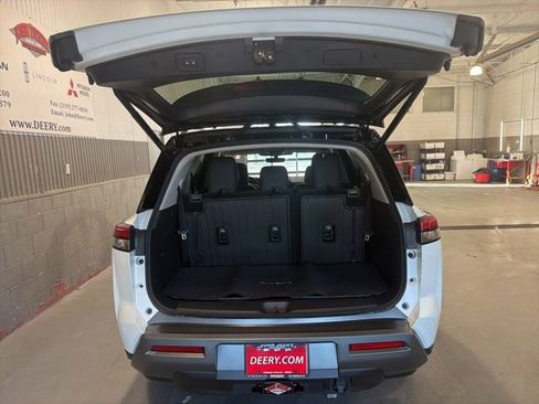 New 2026 Nissan Pathfinder Platinum AWD/4WD image 5