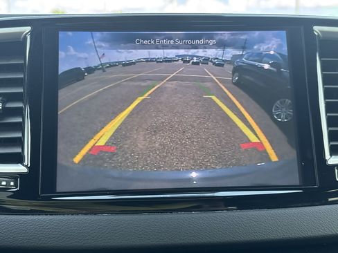 Used 2025 Chrysler Pacifica Select FWD image 13