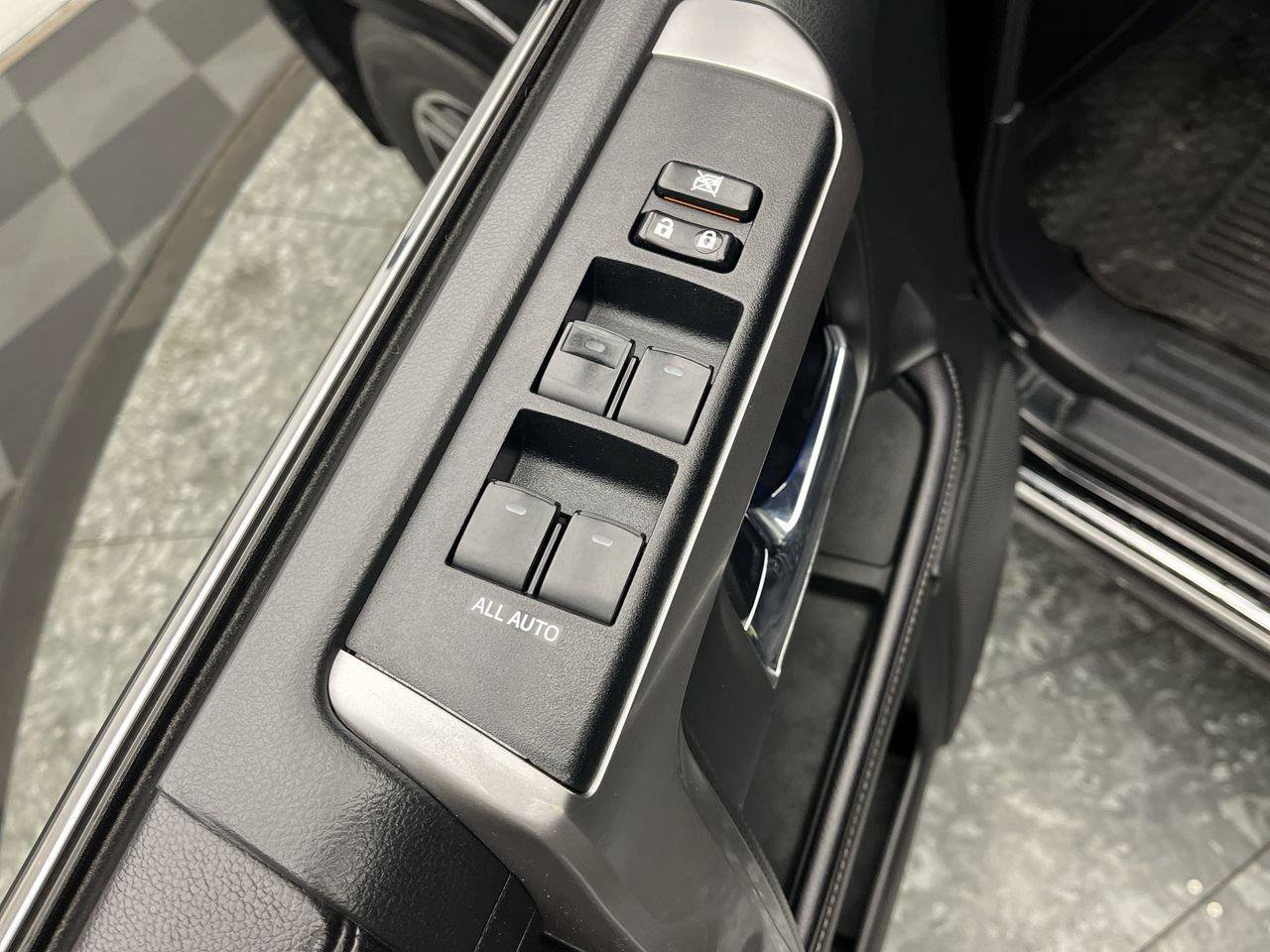 Used 2017 Toyota 4Runner Limited AWD/4WD image 9