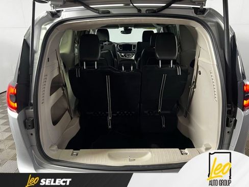 Used 2023 Chrysler Pacifica Touring-L FWD image 19