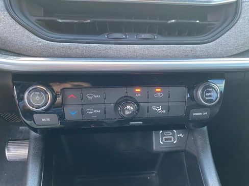 Used 2024 Jeep Compass Latitude image 20