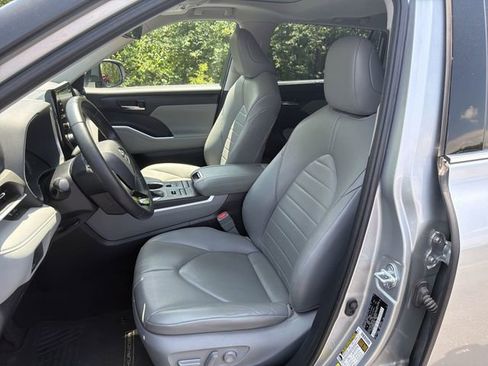 Used 2021 Toyota Highlander XLE AWD/4WD image 22