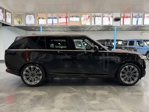Used 2026 Land Rover Range Rover Long Wheelbase SE image 4