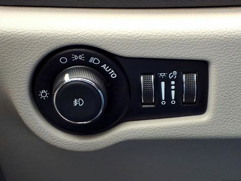 Used 2021 Chrysler Pacifica Touring-L image 22