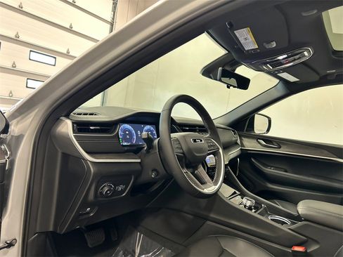 New 2025 Jeep Grand Cherokee Limited w/ Luxury Tech Group II image 17
