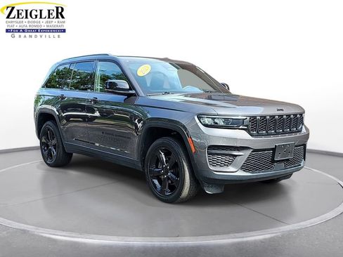 Used 2023 Jeep Grand Cherokee Altitude AWD/4WD image 3
