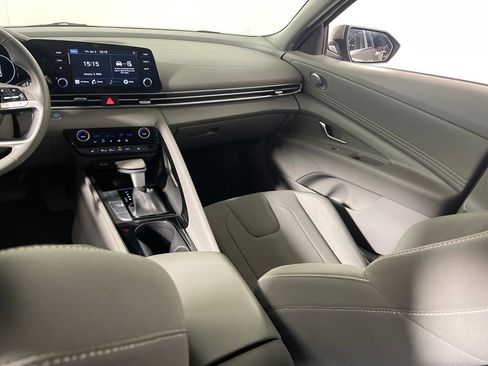 Certified 2022 Hyundai Elantra SEL w/ Convenience + Premium Package image 17